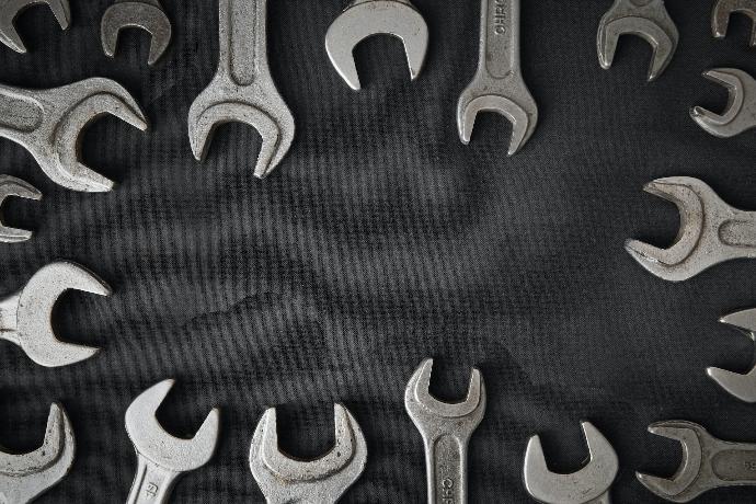 a group of wrenches arranged in a circle